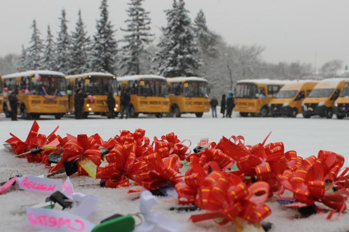 Школы Хакасии получили новые автобусы 